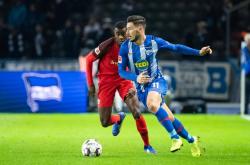 开云官网-柏林赫塔队员发挥出色，帮助球队取胜