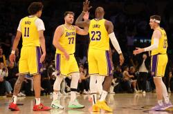 开云体育app-包含雄鹿豪取连胜，字母哥再次独挡一面的词条