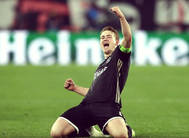 阿贾克斯一路领先，欧冠强队无法阻挡