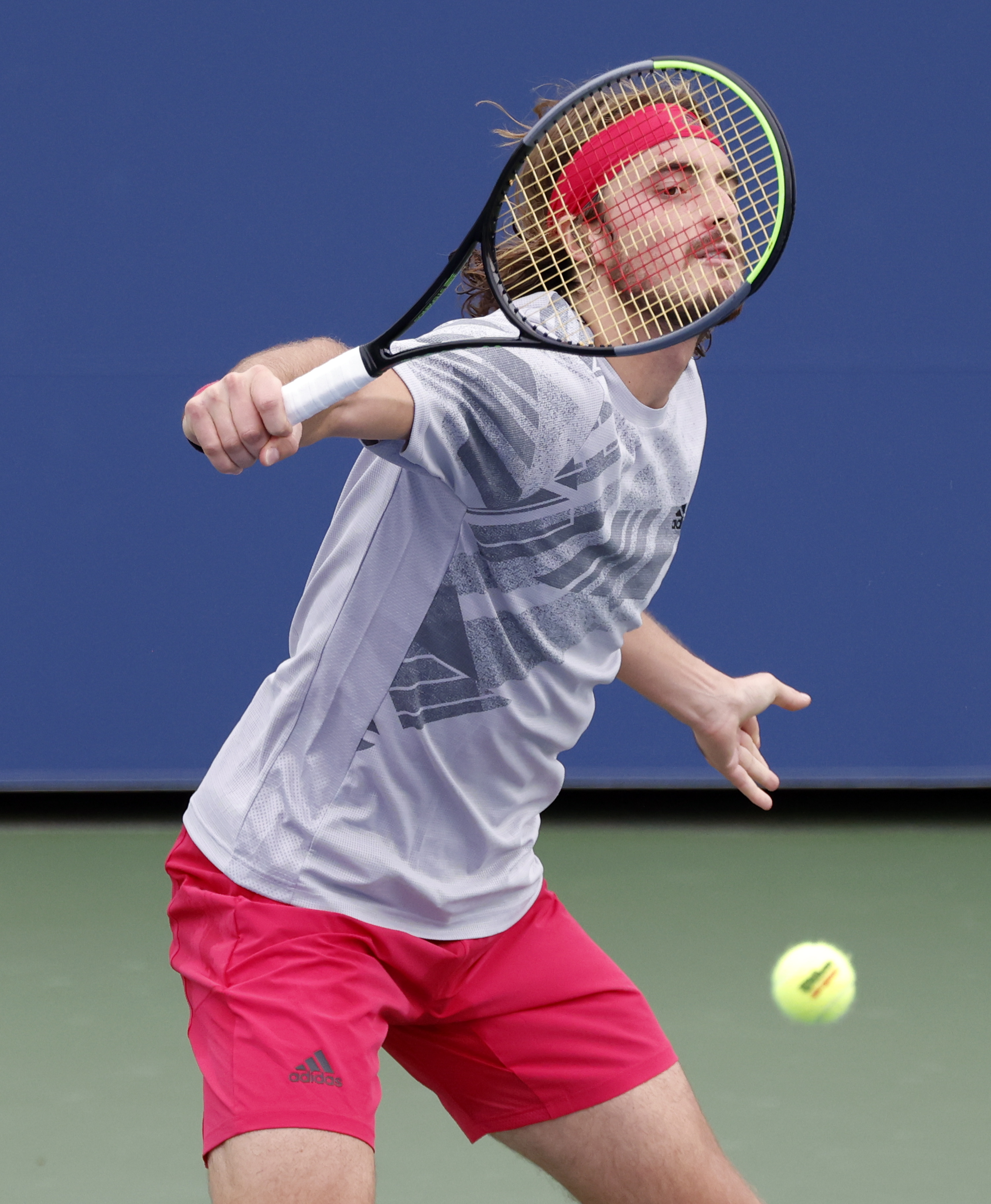 欧洲网球队轻取英国网球队，西西帕斯高光表现的简单介绍