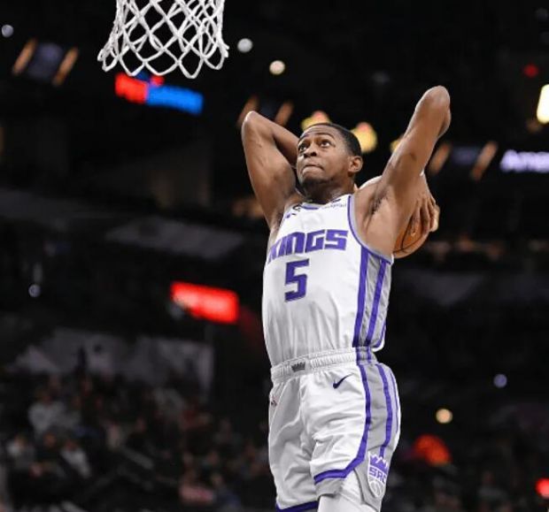 关于勇士险胜步行者，福克斯高光表现的信息